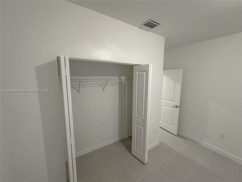 For Rent: $1,800 (1 beds, 1 baths, 700 Square Feet)