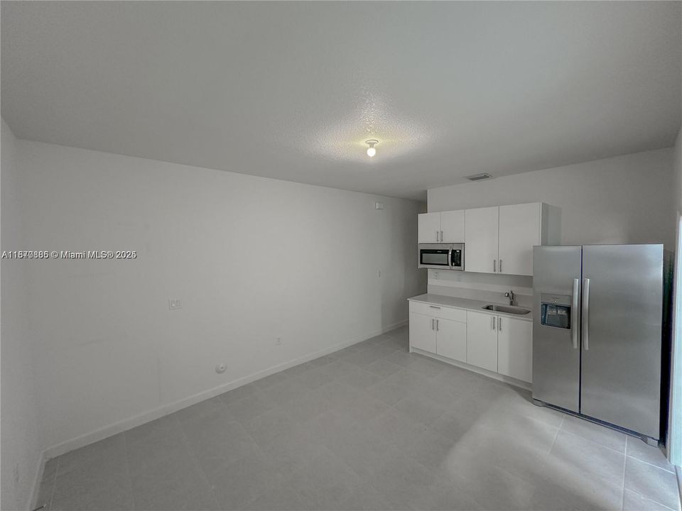 For Rent: $1,800 (1 beds, 1 baths, 700 Square Feet)