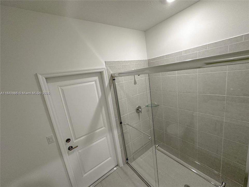 For Rent: $1,800 (1 beds, 1 baths, 700 Square Feet)