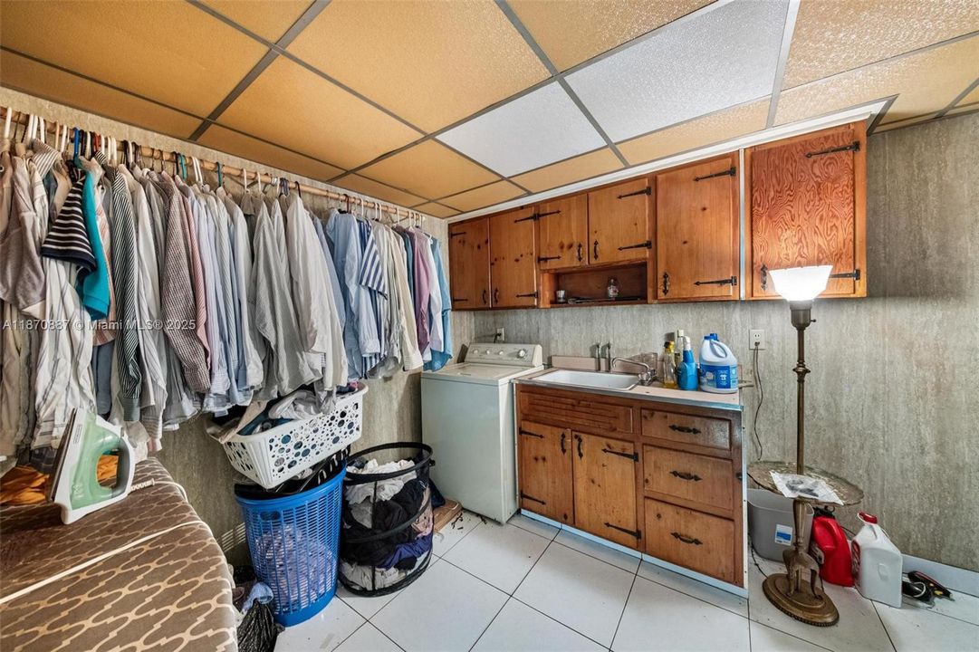 For Sale: $1,100,000 (4 beds, 3 baths, 3363 Square Feet)