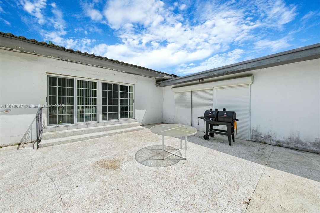 For Sale: $1,100,000 (4 beds, 3 baths, 3363 Square Feet)