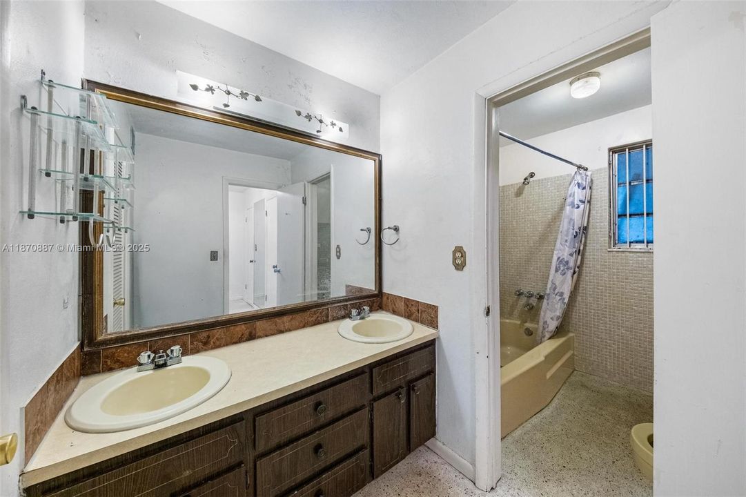 For Sale: $1,100,000 (4 beds, 3 baths, 3363 Square Feet)