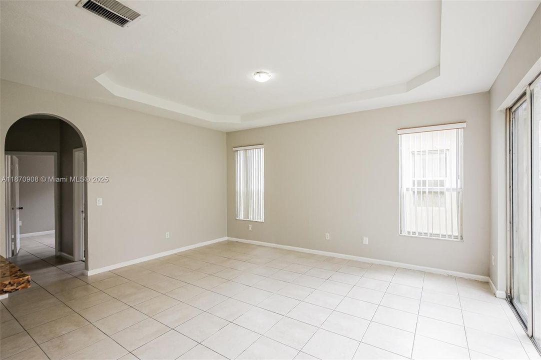 Recientemente alquilado: $2,590 (5 camas, 3 baños, 2494 Pies cuadrados)