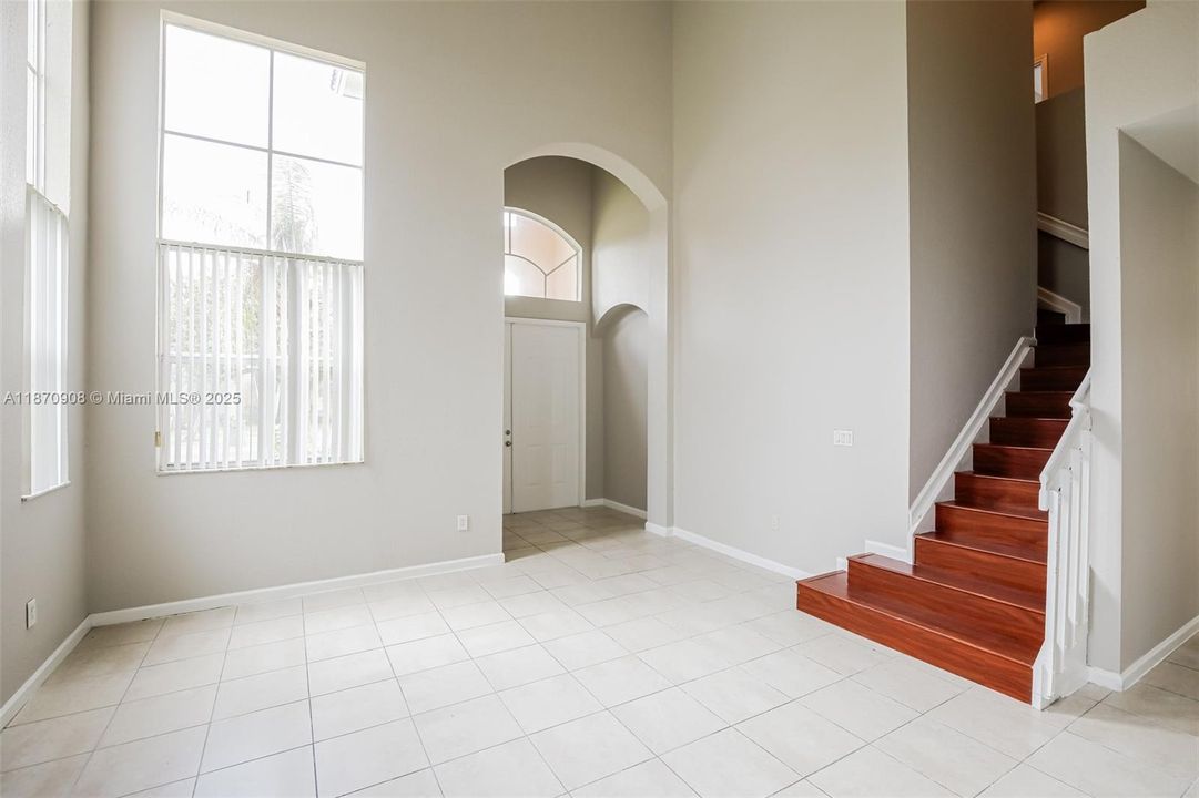 Recientemente alquilado: $2,590 (5 camas, 3 baños, 2494 Pies cuadrados)