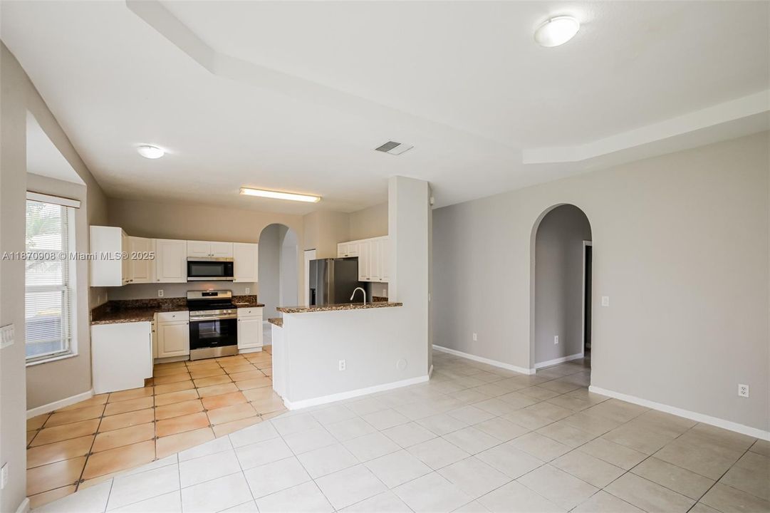 Recientemente alquilado: $2,590 (5 camas, 3 baños, 2494 Pies cuadrados)