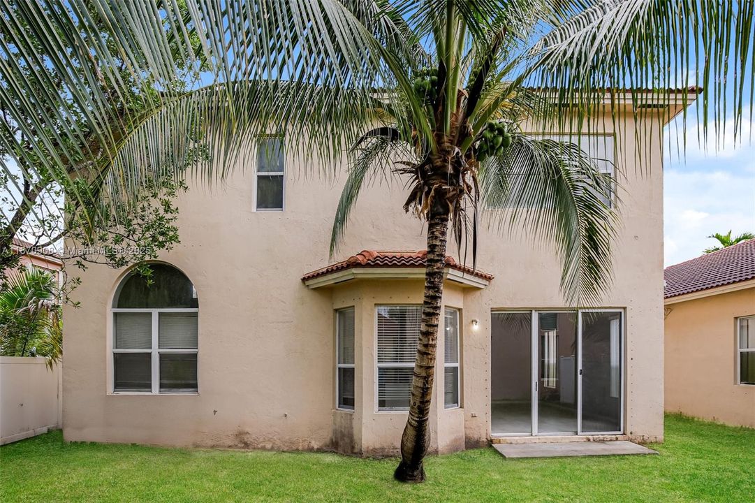 Recientemente alquilado: $2,590 (5 camas, 3 baños, 2494 Pies cuadrados)