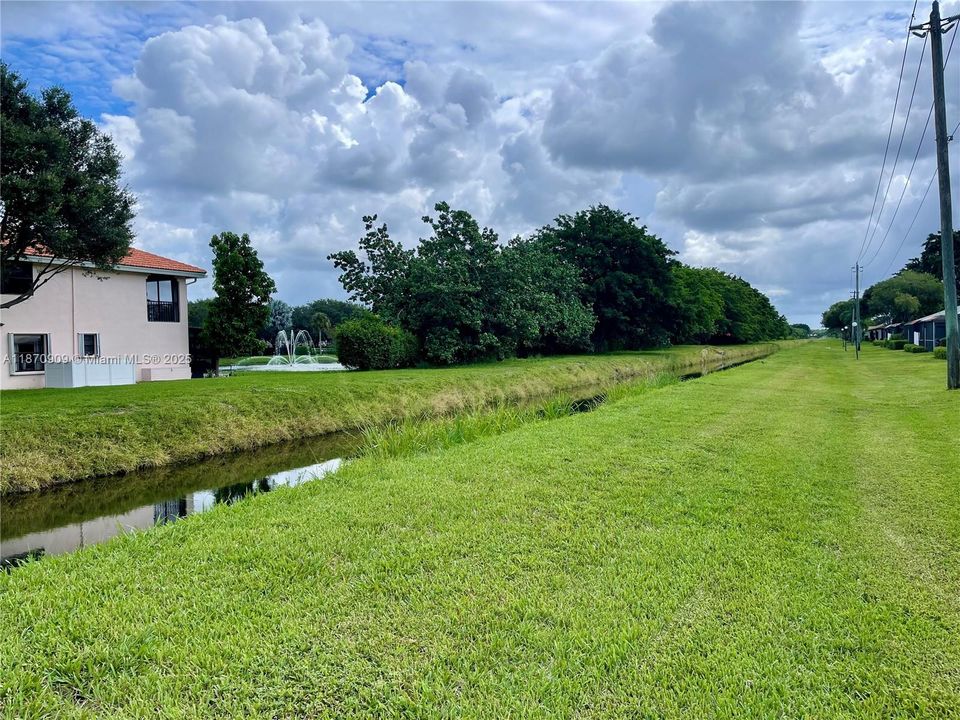 Active With Contract: $219,900 (2 beds, 2 baths, 1000 Square Feet)