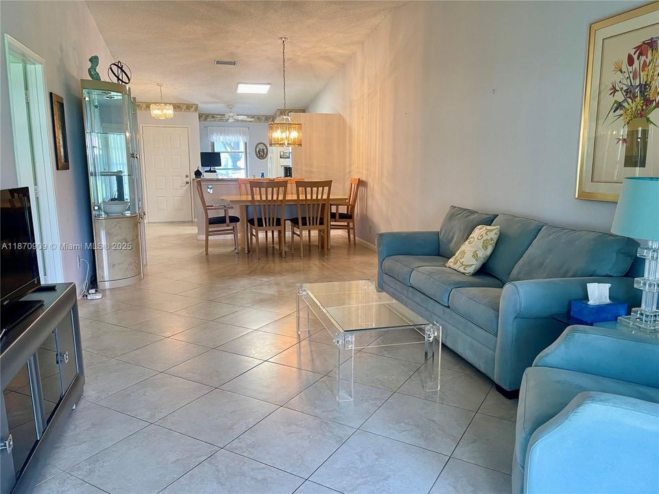 Active With Contract: $219,900 (2 beds, 2 baths, 1000 Square Feet)