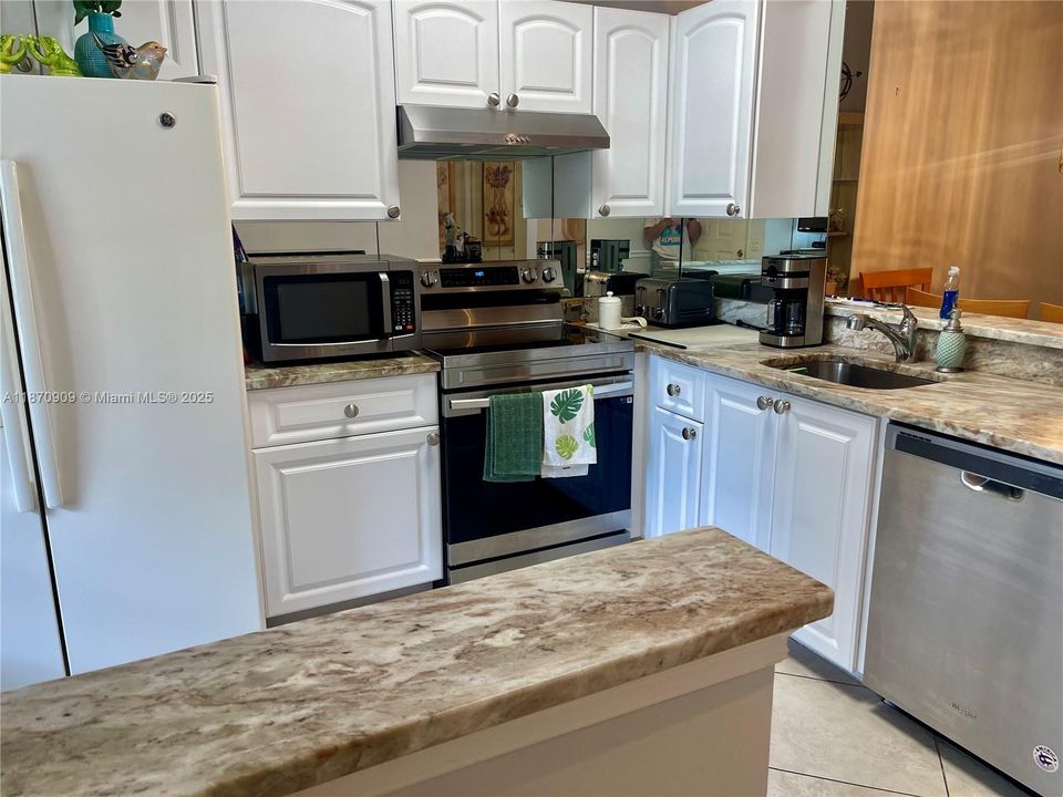 Active With Contract: $219,900 (2 beds, 2 baths, 1000 Square Feet)