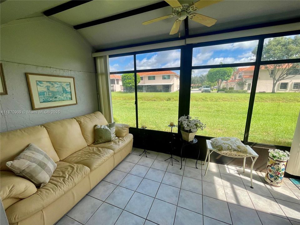 Active With Contract: $219,900 (2 beds, 2 baths, 1000 Square Feet)