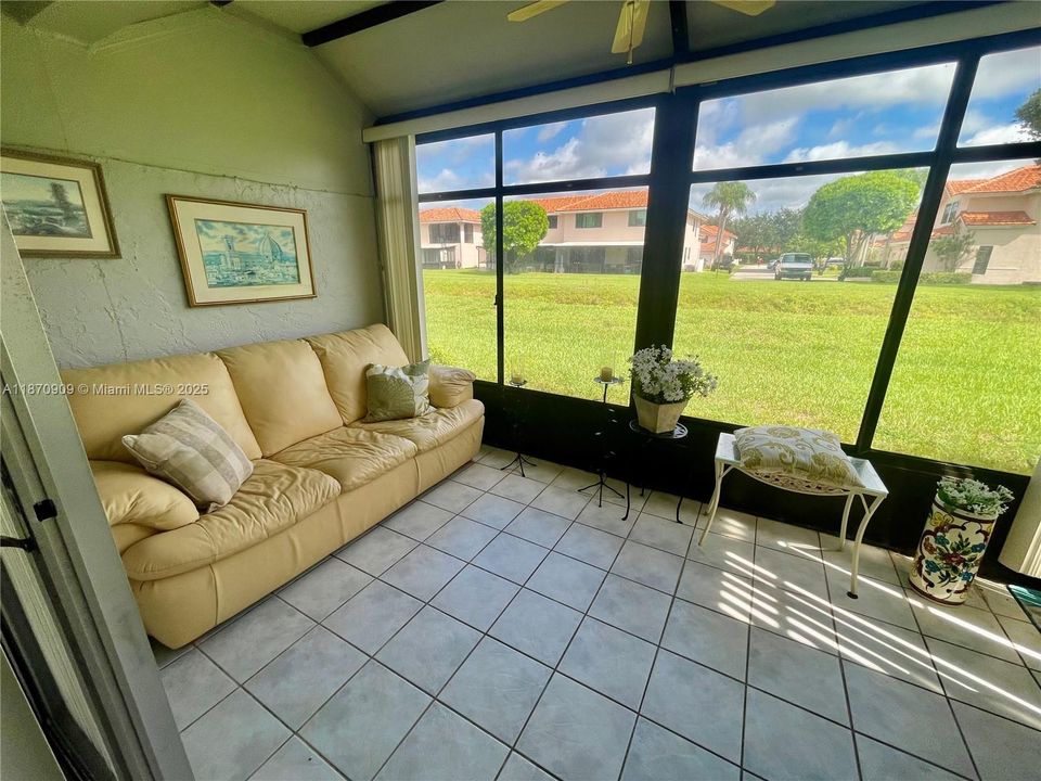 Active With Contract: $219,900 (2 beds, 2 baths, 1000 Square Feet)