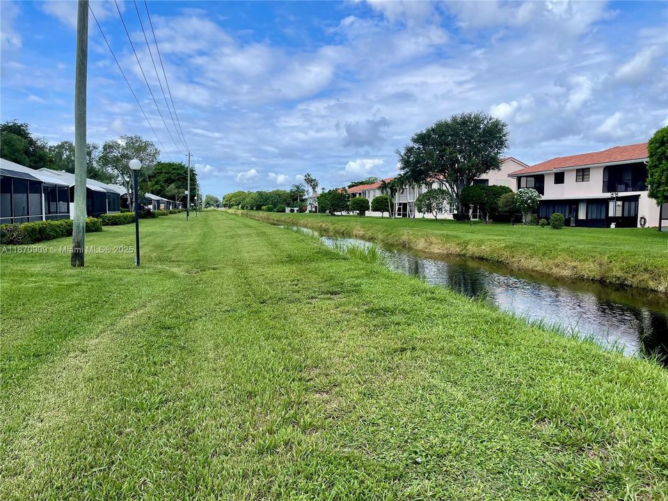 Active With Contract: $219,900 (2 beds, 2 baths, 1000 Square Feet)