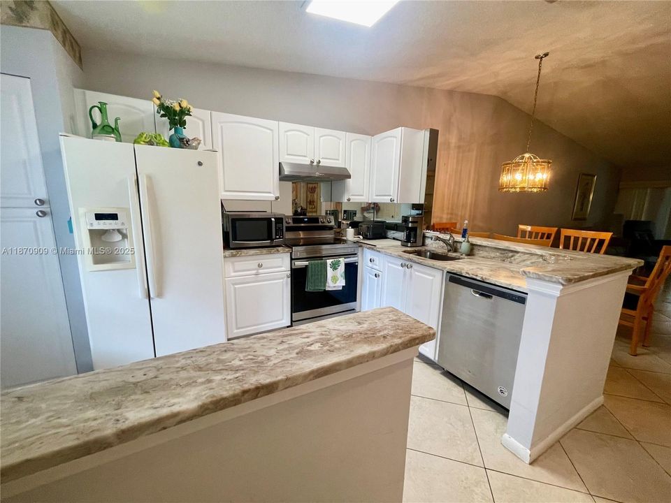 Active With Contract: $219,900 (2 beds, 2 baths, 1000 Square Feet)