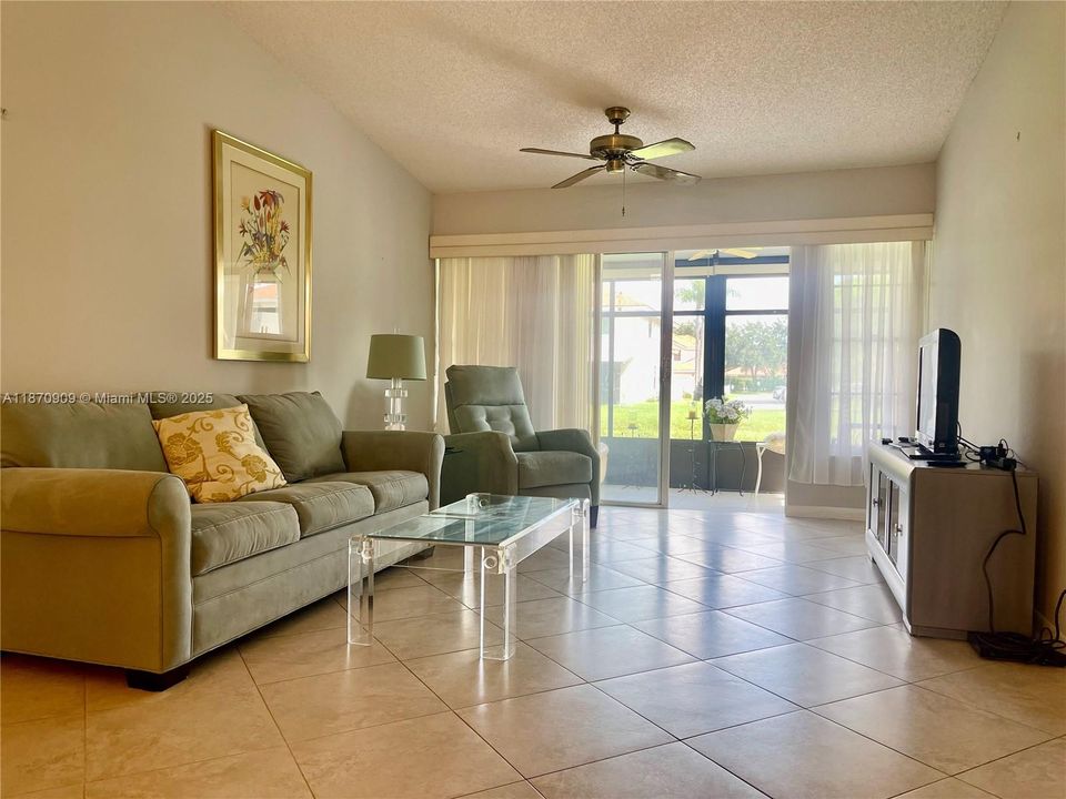 Active With Contract: $219,900 (2 beds, 2 baths, 1000 Square Feet)