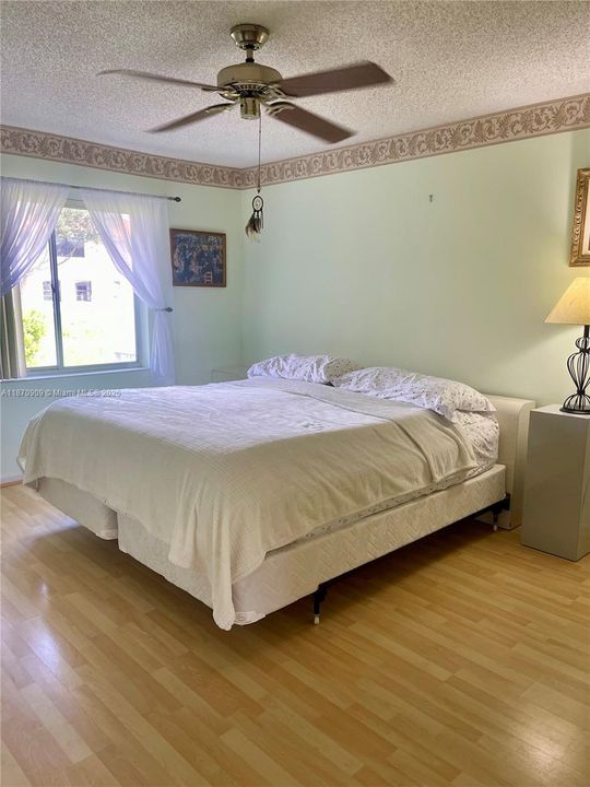 Active With Contract: $219,900 (2 beds, 2 baths, 1000 Square Feet)