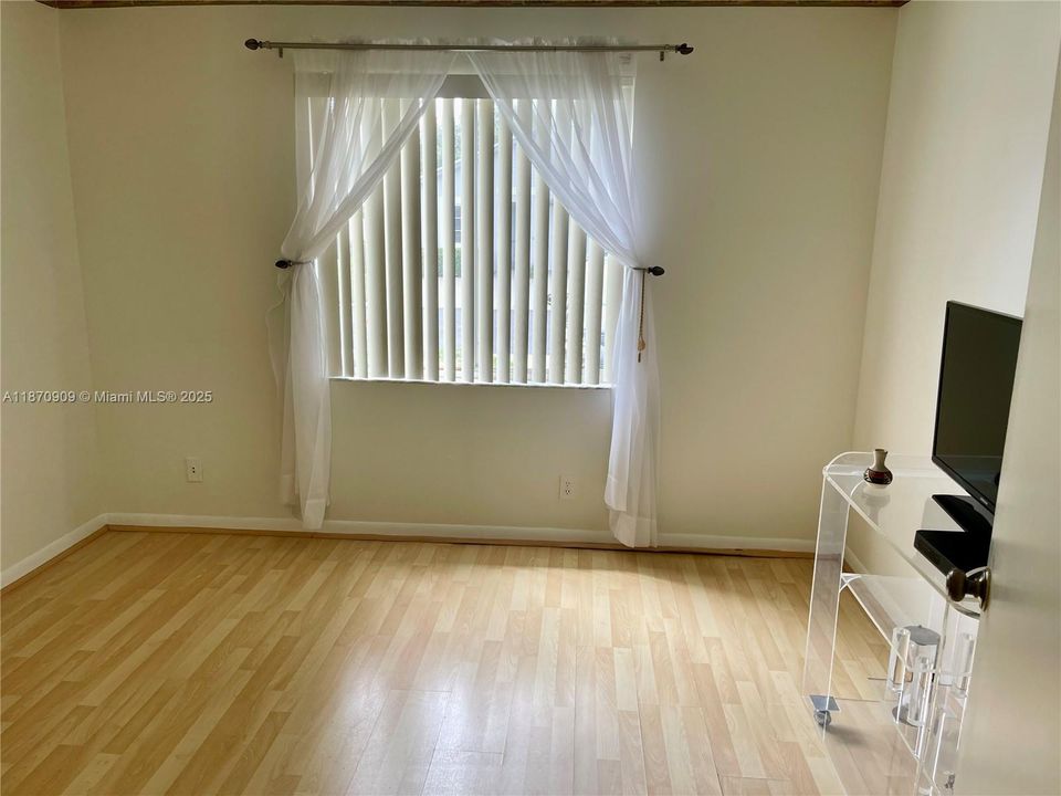 Active With Contract: $219,900 (2 beds, 2 baths, 1000 Square Feet)