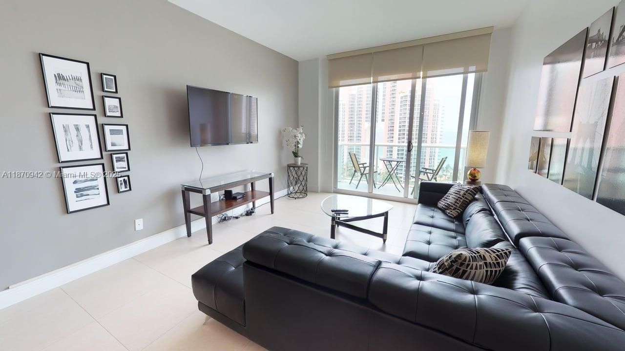 待售: $530,000 (1 贝兹, 1 浴室, 1005 平方英尺)