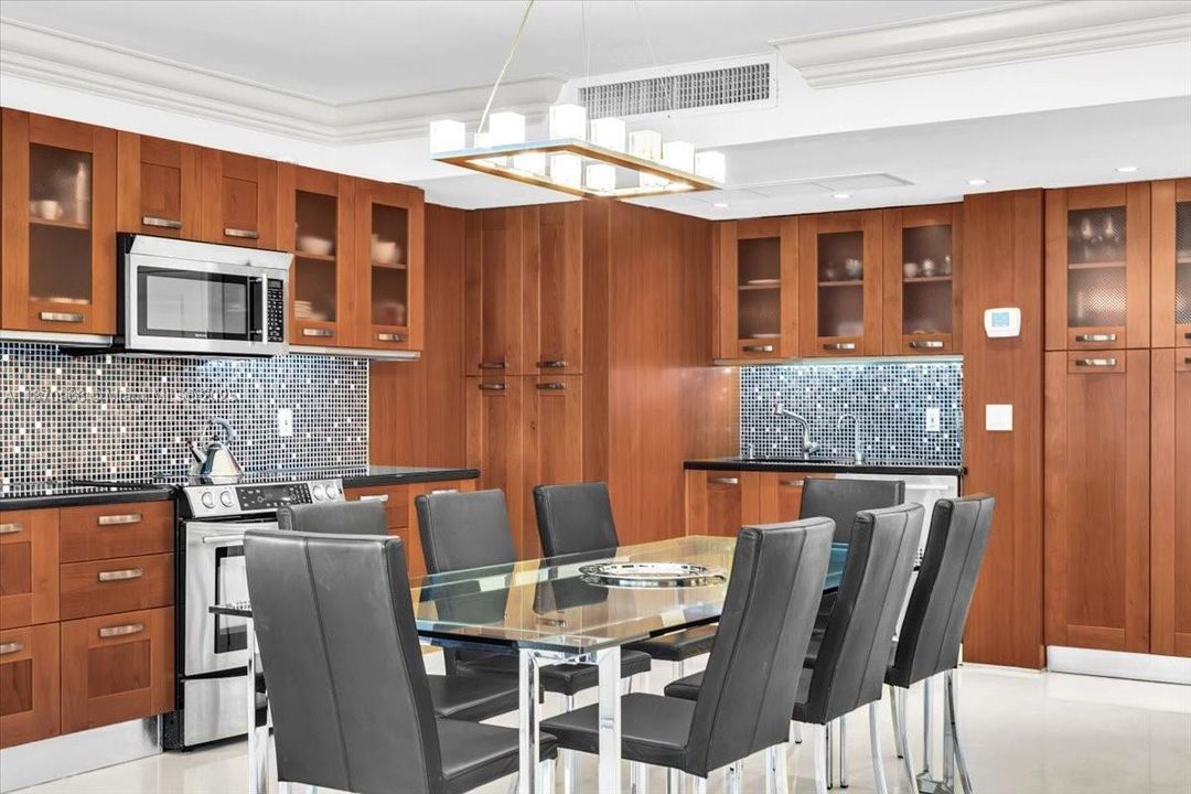 En Venta: $2,399,000 (3 camas, 3 baños, 1986 Pies cuadrados)