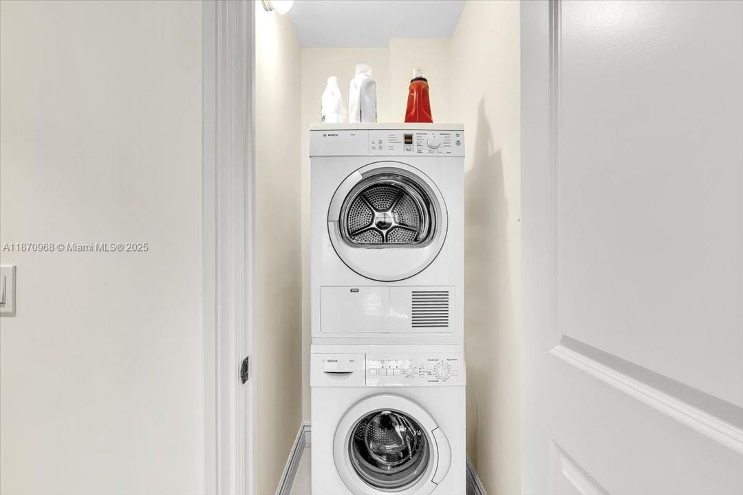 En Venta: $2,399,000 (3 camas, 3 baños, 1986 Pies cuadrados)