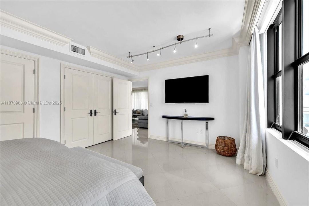 En Venta: $2,399,000 (3 camas, 3 baños, 1986 Pies cuadrados)