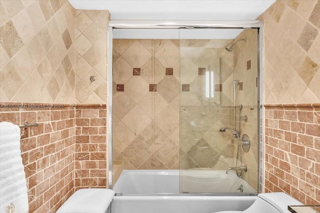 En Venta: $2,399,000 (3 camas, 3 baños, 1986 Pies cuadrados)