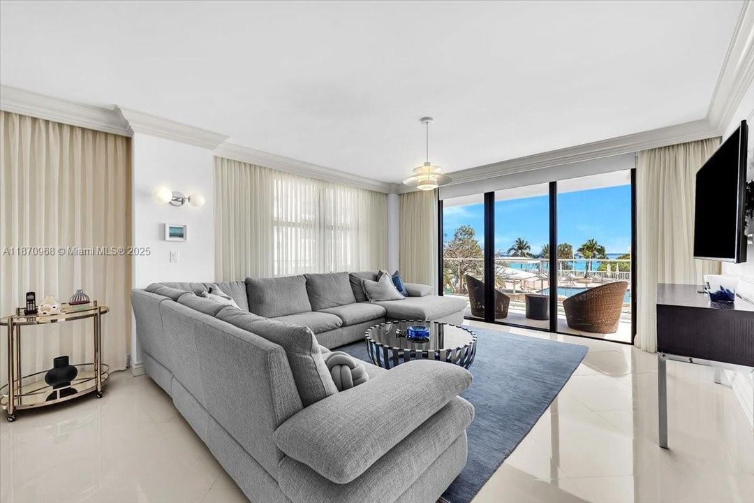 En Venta: $2,399,000 (3 camas, 3 baños, 1986 Pies cuadrados)