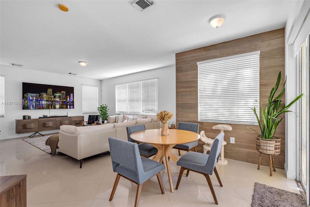 Activo con contrato: $1,140,000 (5 camas, 4 baños, 3650 Pies cuadrados)