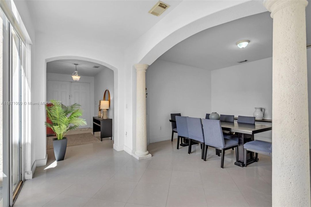 Activo con contrato: $1,140,000 (5 camas, 4 baños, 3650 Pies cuadrados)