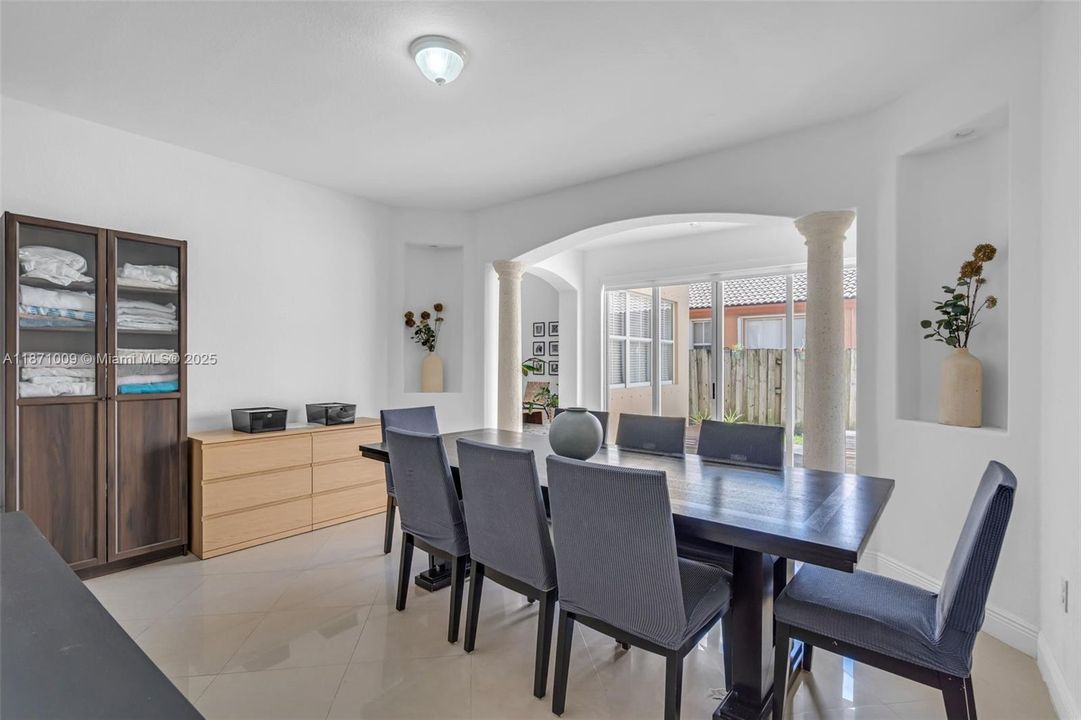 Activo con contrato: $1,140,000 (5 camas, 4 baños, 3650 Pies cuadrados)