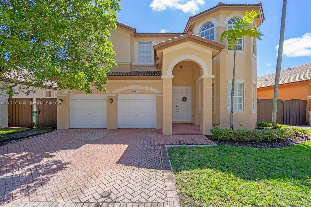 Activo con contrato: $1,140,000 (5 camas, 4 baños, 3650 Pies cuadrados)