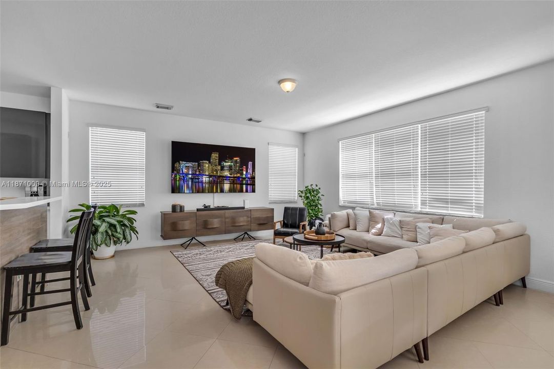 Activo con contrato: $1,140,000 (5 camas, 4 baños, 3650 Pies cuadrados)