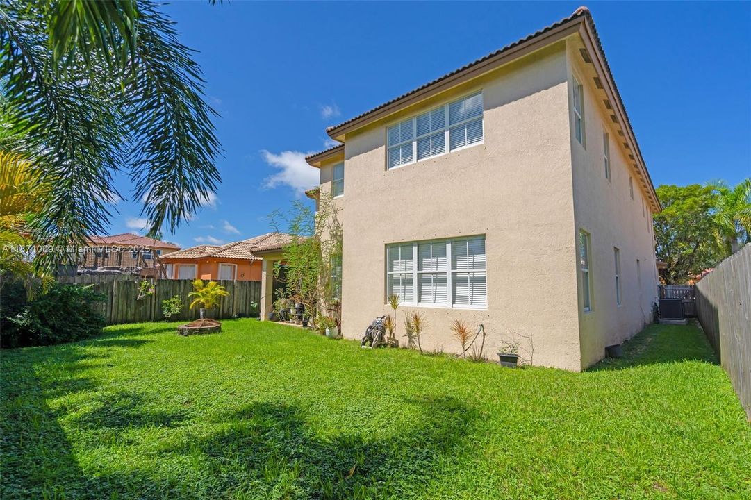 Activo con contrato: $1,140,000 (5 camas, 4 baños, 3650 Pies cuadrados)
