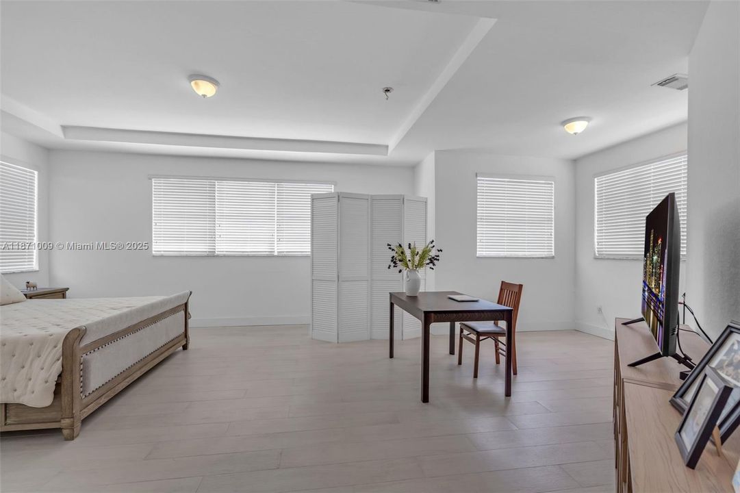 Activo con contrato: $1,140,000 (5 camas, 4 baños, 3650 Pies cuadrados)