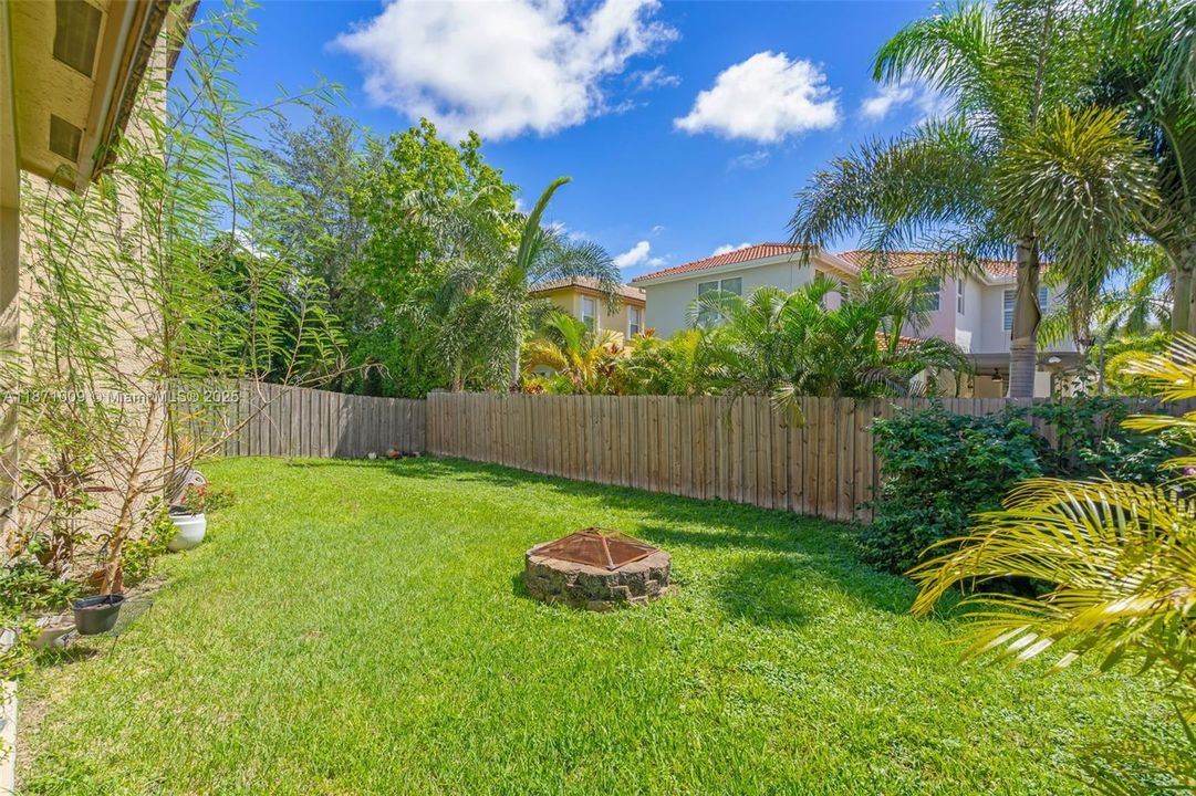 Activo con contrato: $1,140,000 (5 camas, 4 baños, 3650 Pies cuadrados)
