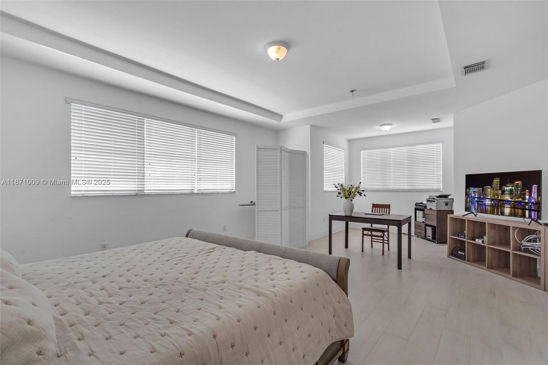 Activo con contrato: $1,140,000 (5 camas, 4 baños, 3650 Pies cuadrados)