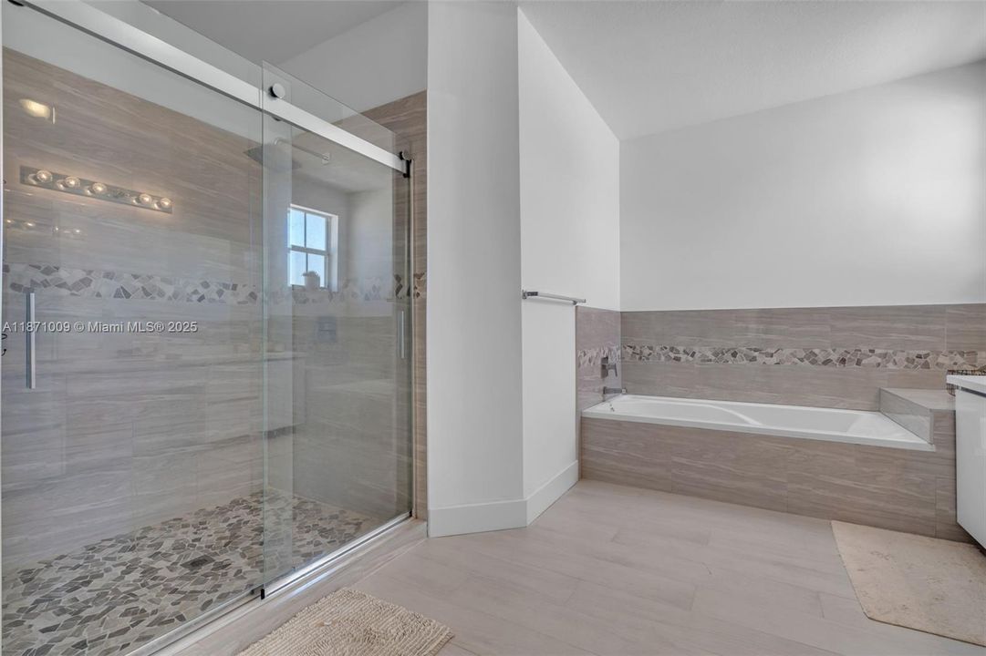 Activo con contrato: $1,140,000 (5 camas, 4 baños, 3650 Pies cuadrados)