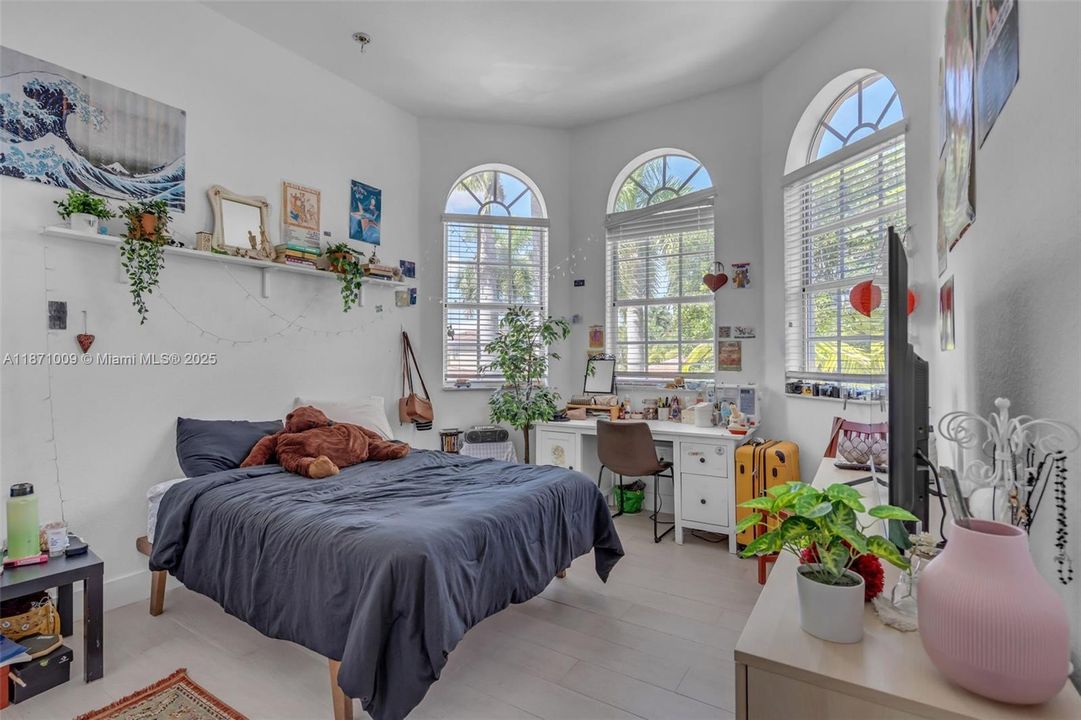Activo con contrato: $1,140,000 (5 camas, 4 baños, 3650 Pies cuadrados)