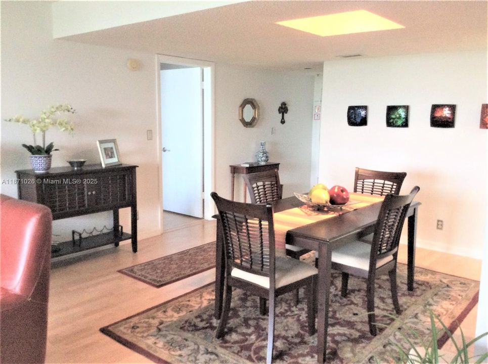 For Sale: $305,000 (2 beds, 2 baths, 1273 Square Feet)