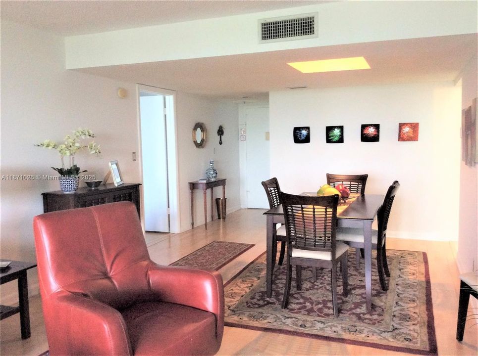 For Sale: $305,000 (2 beds, 2 baths, 1273 Square Feet)