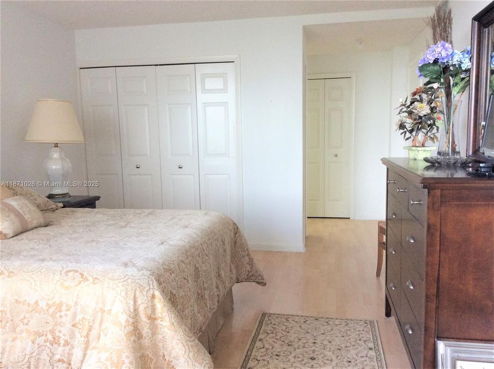 For Sale: $305,000 (2 beds, 2 baths, 1273 Square Feet)