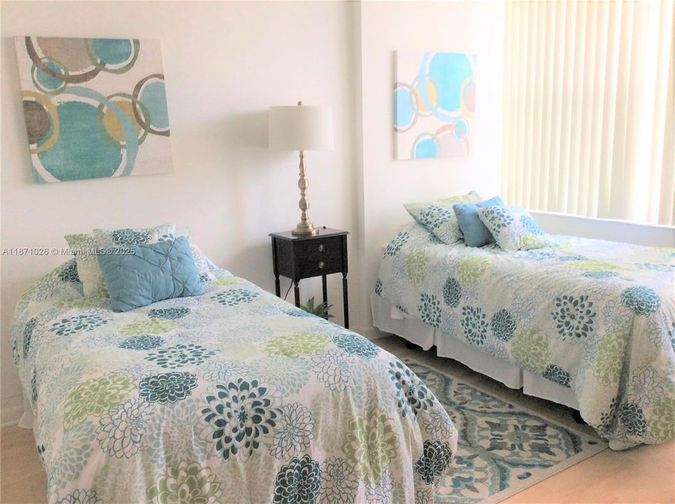 For Sale: $305,000 (2 beds, 2 baths, 1273 Square Feet)