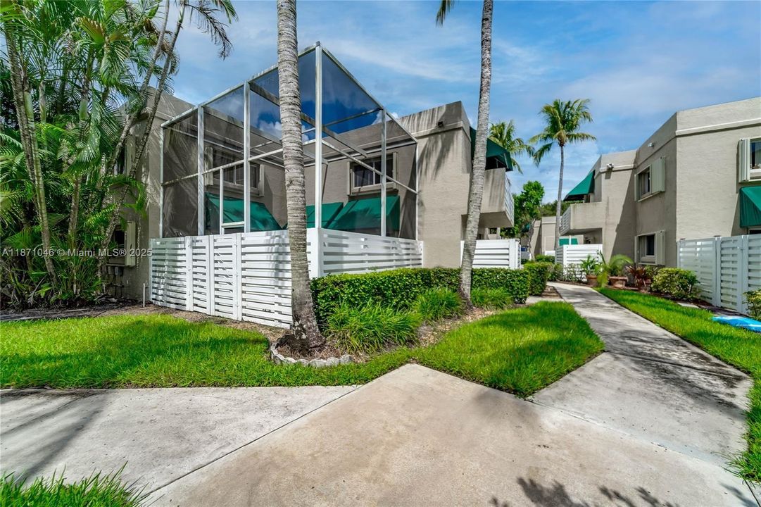 合同活跃: $420,000 (3 贝兹, 2 浴室, 1632 平方英尺)