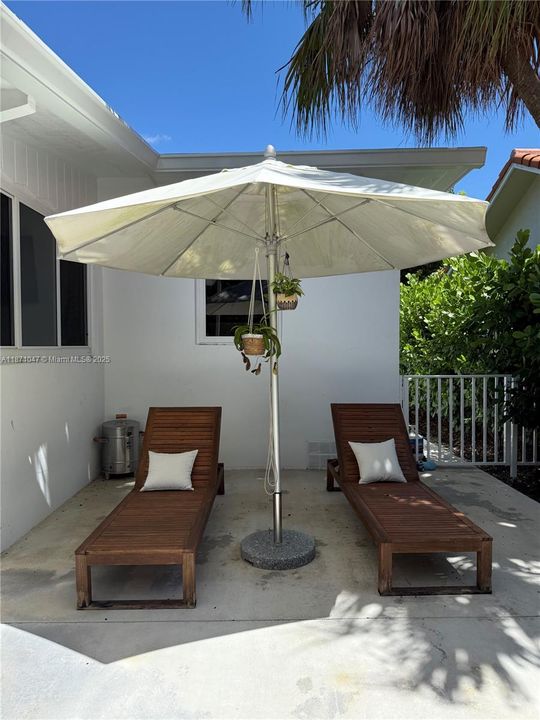 Recently Sold: $945,000 (3 beds, 2 baths, 1086 Square Feet)