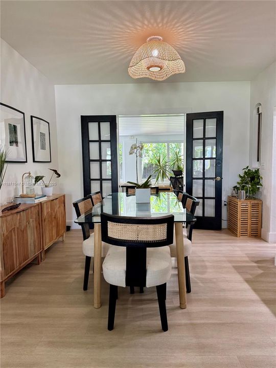 Recently Sold: $945,000 (3 beds, 2 baths, 1086 Square Feet)