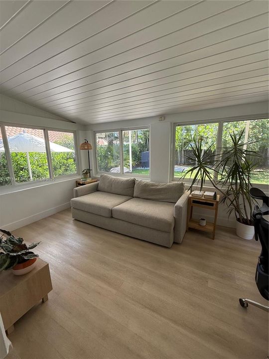 Recently Sold: $945,000 (3 beds, 2 baths, 1086 Square Feet)