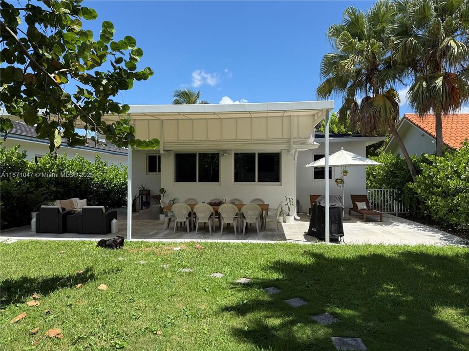 Recently Sold: $945,000 (3 beds, 2 baths, 1086 Square Feet)