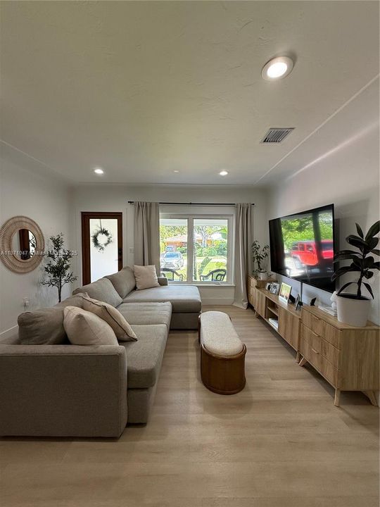 Recently Sold: $945,000 (3 beds, 2 baths, 1086 Square Feet)