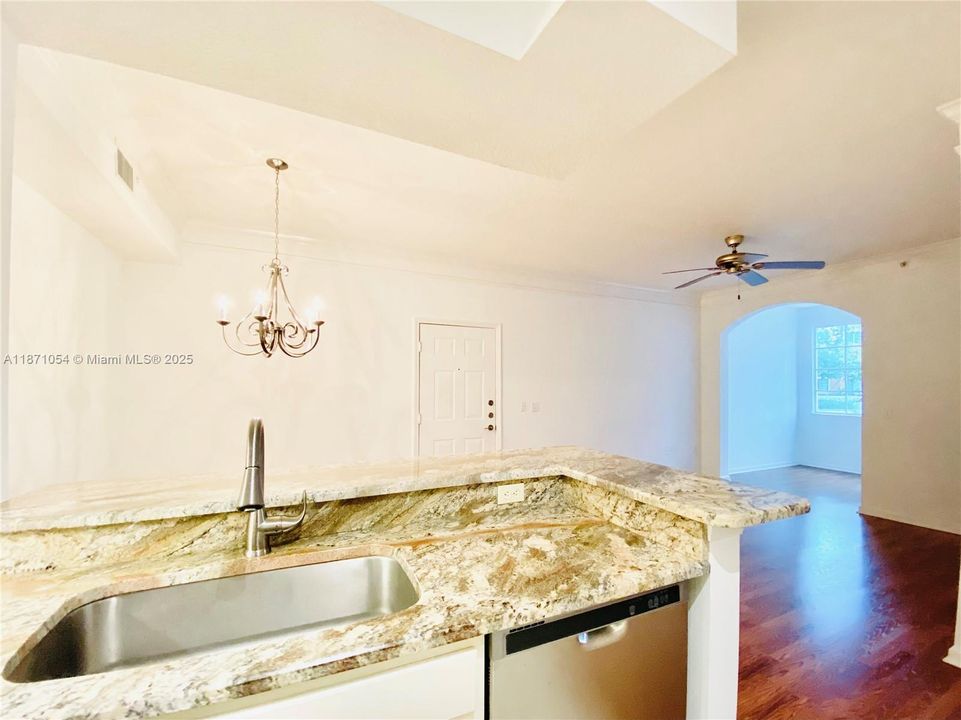 最近租的: $2,200 (1 贝兹, 1 浴室, 714 平方英尺)