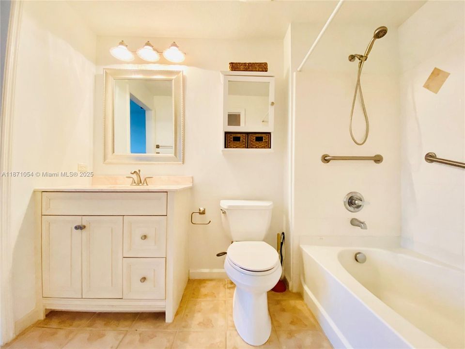 最近租的: $2,200 (1 贝兹, 1 浴室, 714 平方英尺)