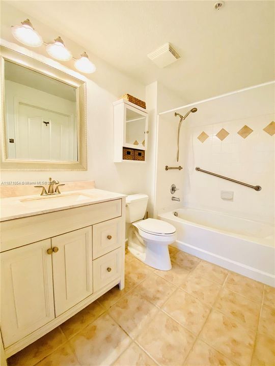 最近租的: $2,200 (1 贝兹, 1 浴室, 714 平方英尺)